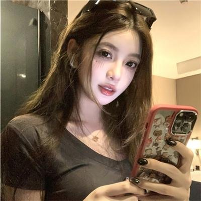 端盘子的姑娘